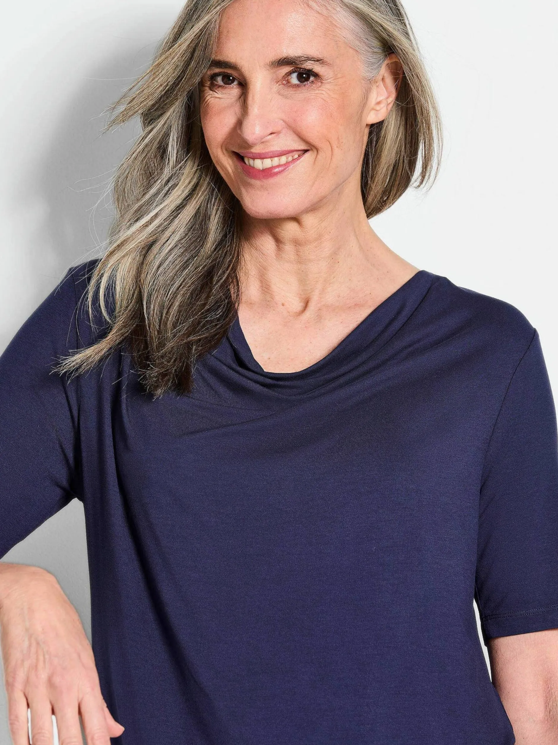 Goldner Damen T-Shirt - Kurzgröße in marine