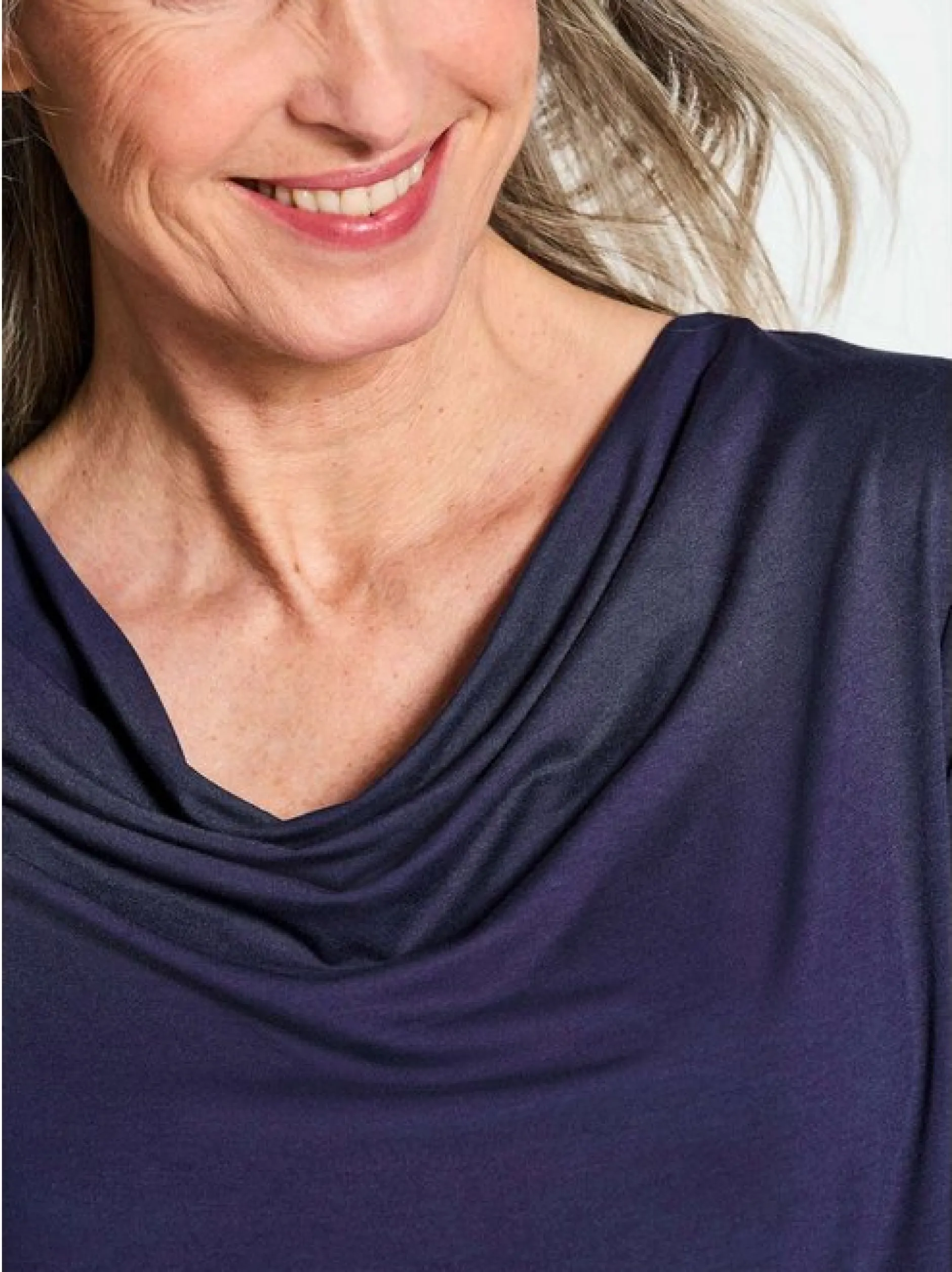 Goldner Damen T-Shirt - Kurzgröße in marine