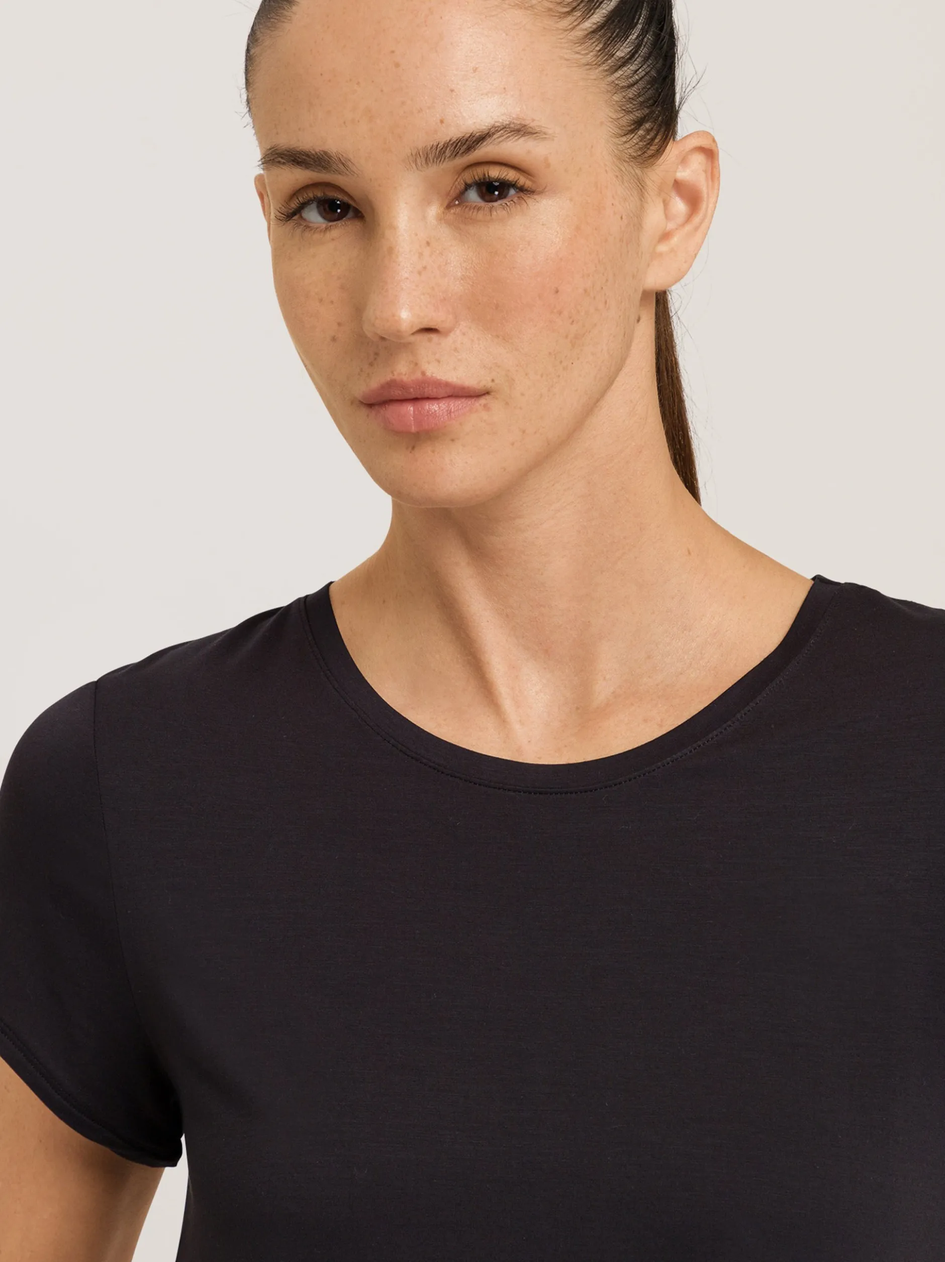 Hanro Damen T-Shirt - Yoga in schwarz - Ärmel: kurzarm