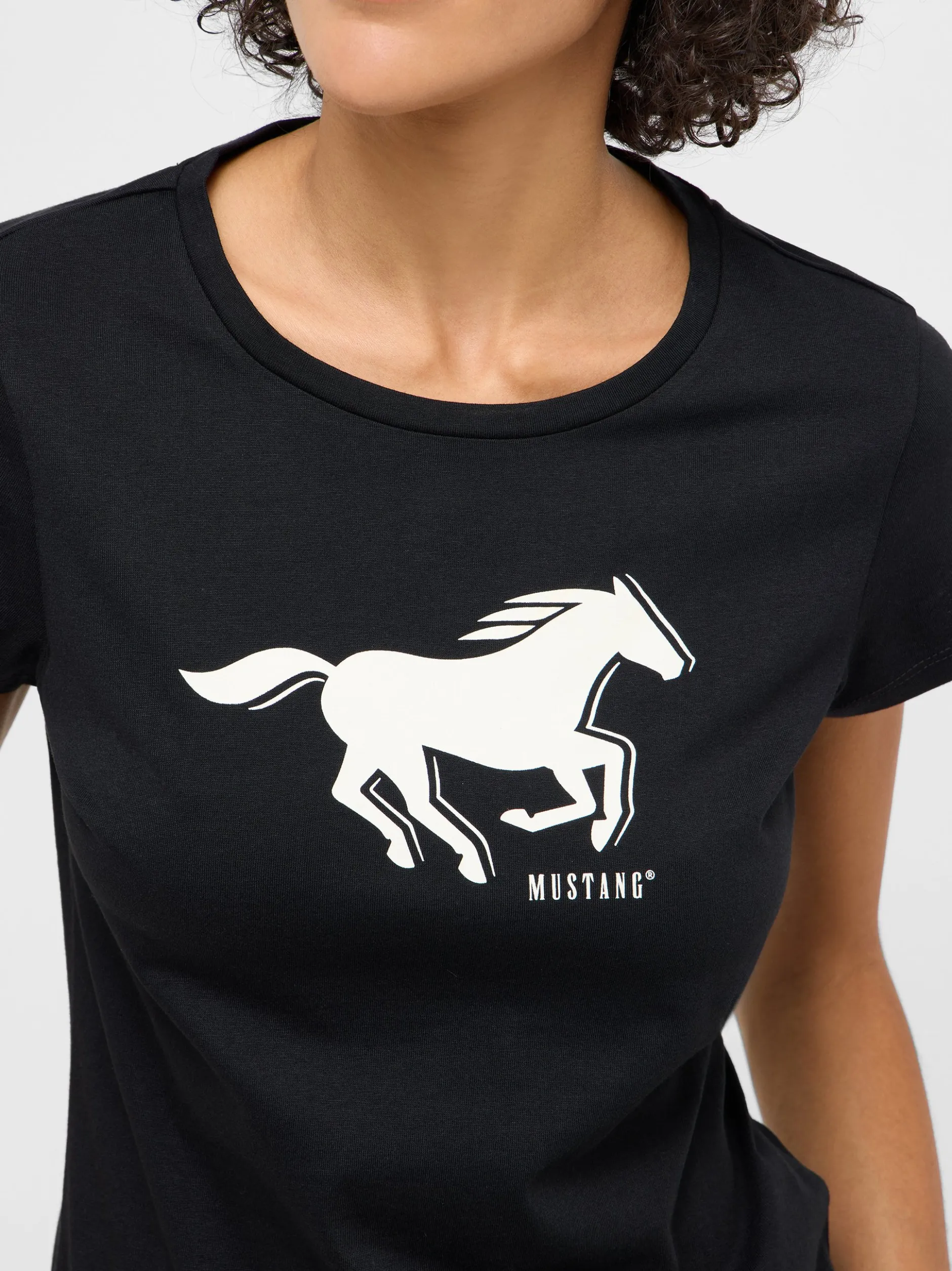 Mustang Damen T-Shirt in schwarz - Ausschnitt: Rundhals
