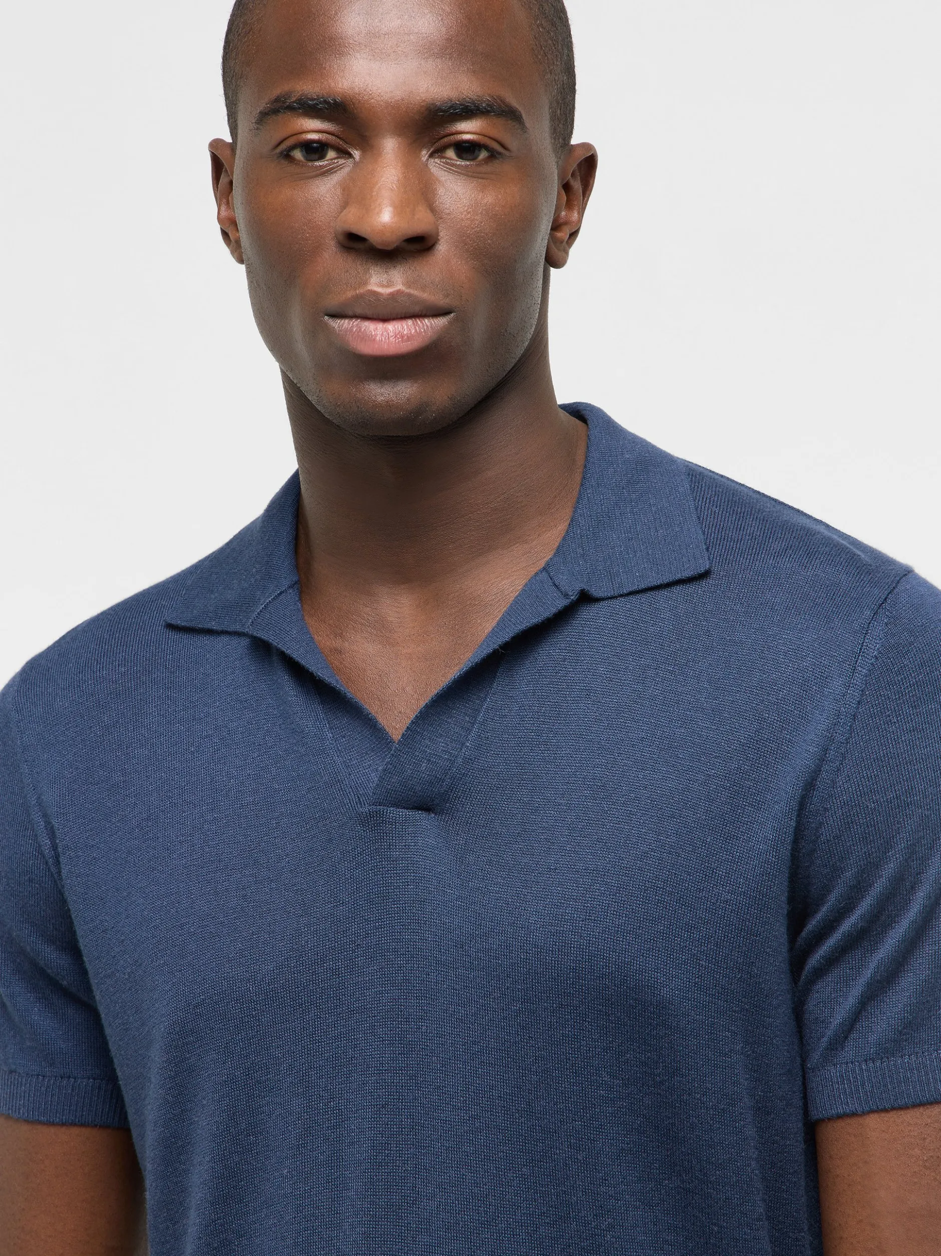 Mustang Herren Shirt in blau - Ausschnitt: V-Ausschnitt