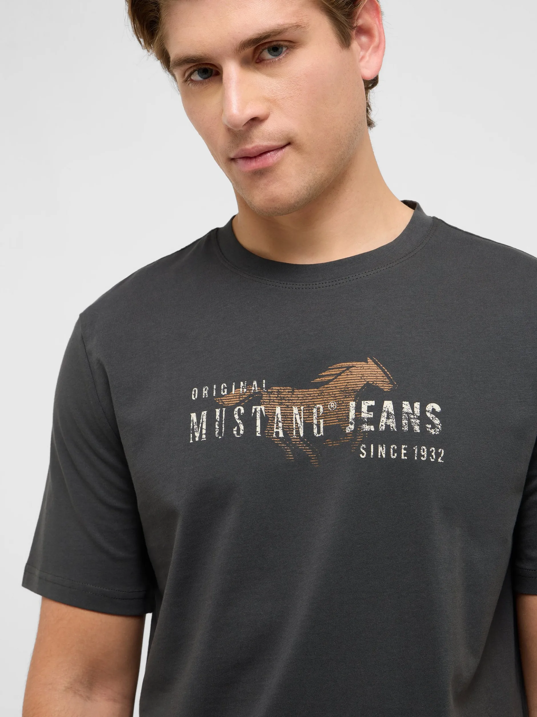 Mustang Herren T-Shirt in anthrazit - Ärmel: Halbarm