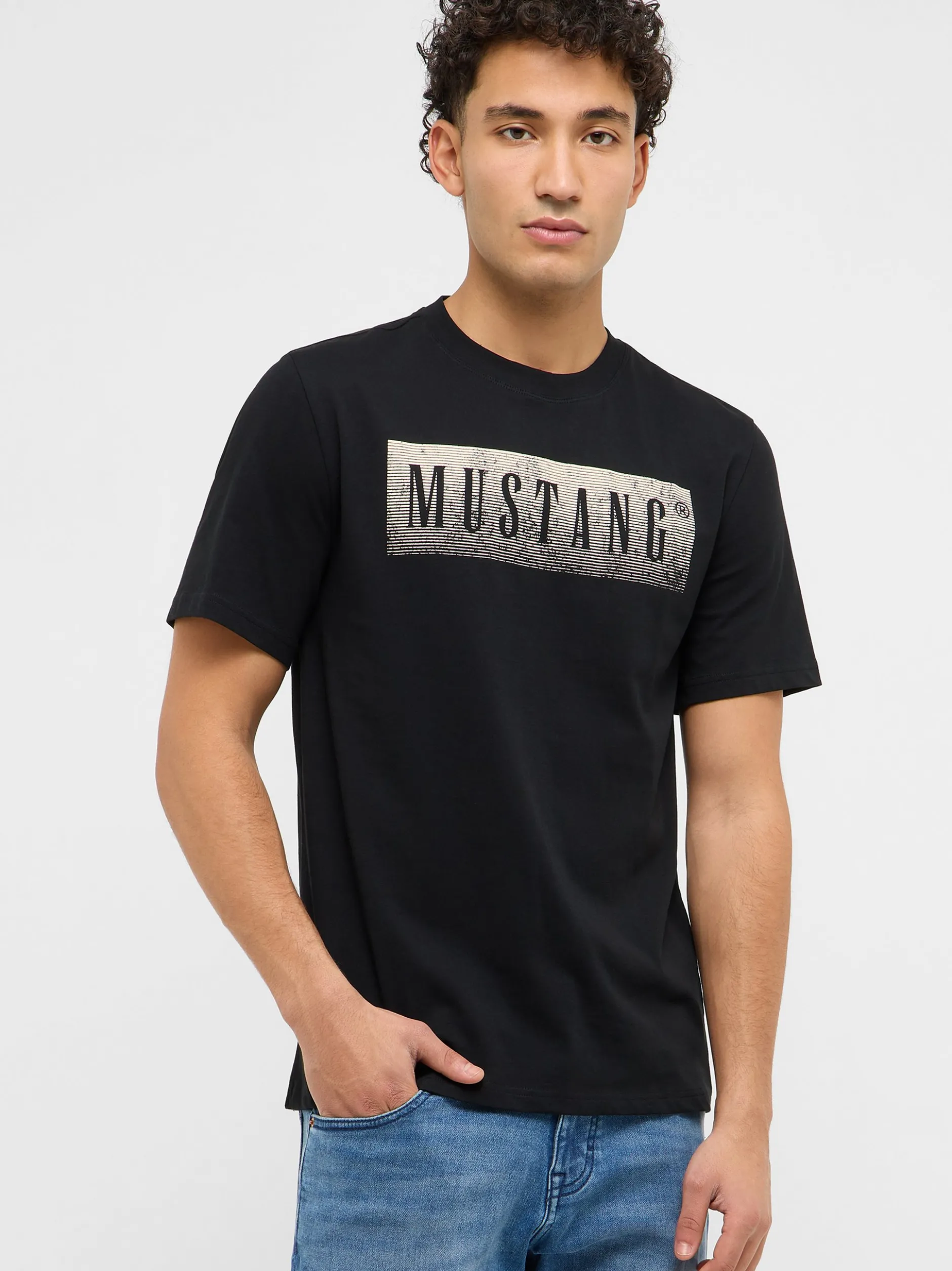 Mustang Herren T-Shirt in schwarz - Ausschnitt: Rundhals