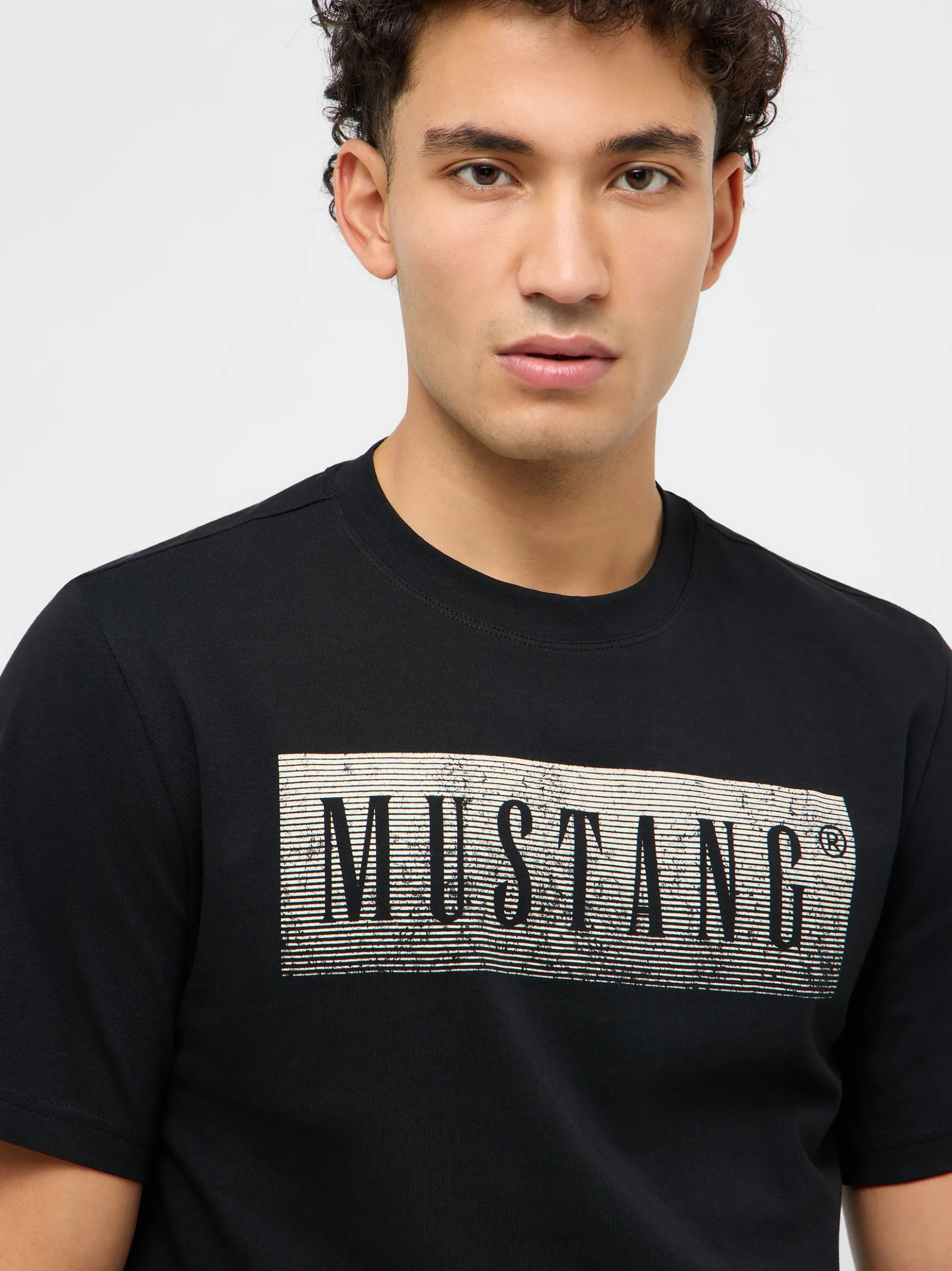 Mustang Herren T-Shirt in schwarz - Ausschnitt: Rundhals